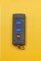 Sender TypHSE - 2 Tasten (blau) - kleines Gehäuse Fabrikat Hörmann